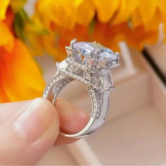 New! 4 Prong Square Cut Silver-Plated Zircon Ring - Picture 7 of 9